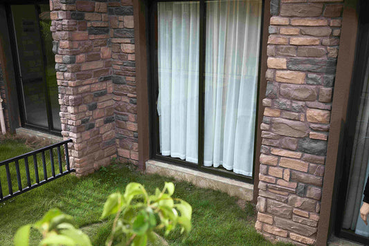 Finestra coperta da tende