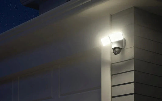 Telecamera eufy con faretto in garage