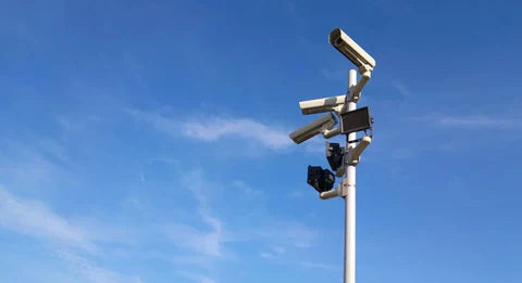 Telecamera di sorveglianza sotto il cielo